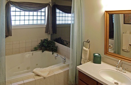 Bird In Hand Bed & Breakfast | Bird In Hand Village Inn & Suites