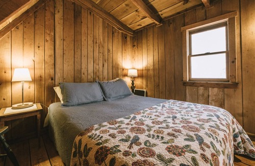 Slade House | Bird Nest Cabin: A Charming Hideaway Close to Natural Bridge, Dining, and Trails