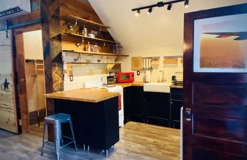 East Central Apartment | Bird's Nest Hideaway University Historic District