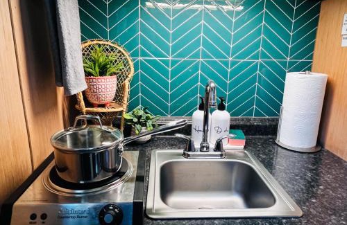 Granite Hills Apartment | Birdie's Bungalow- Stunning views in cozy tropical hideaway!