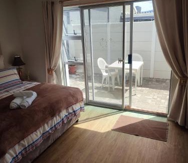 Grassy Park Apartment | Birds Holiday Accommodation 1