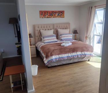 Grassy Park Apartment | Birds Holiday Accommodation 1