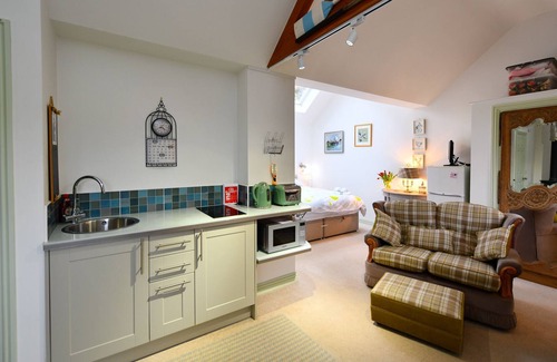 Castle Douglas Cabin | Birds Nest - a cottage that sleeps 2 guests in 1 bedroom