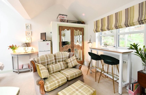 Castle Douglas Cabin | Birds Nest - a cottage that sleeps 2 guests in 1 bedroom