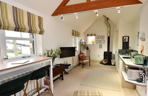 Castle Douglas Cabin | Birds Nest - a cottage that sleeps 2 guests in 1 bedroom