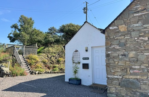 Castle Douglas Cottage | Birds Nest - a cottage that sleeps 2 guests in 1 bedroom
