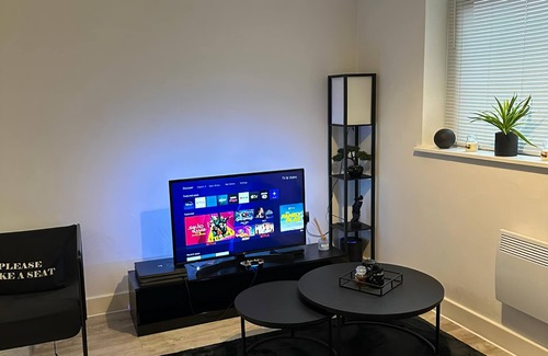 Bloxwich Apartment | Birmingham/Solihull 1-Bed Apt, Sleeps 3 w/Parking