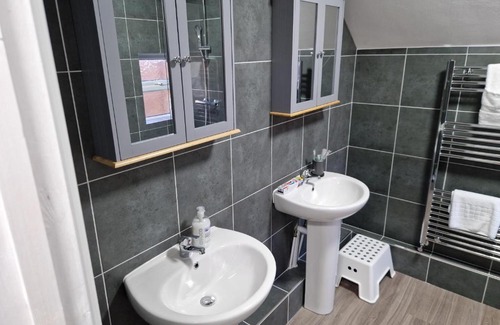 Birtley Apartment | Birtley's Amethyst, 3 bedroom Apt ,sleeps 6 Guest
