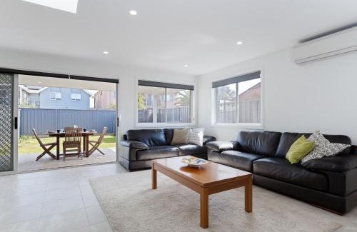 Anna Bay House | Birubi Breezes 2 Large Duplex with Air Conditioning WI FI and only 5 minute walk to the beach