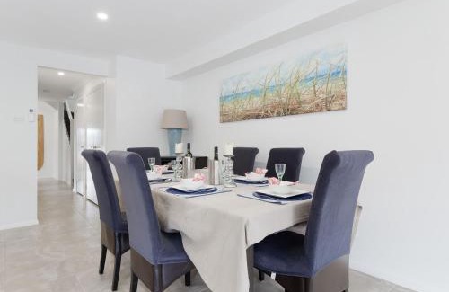 Anna Bay House | Birubi Breezes 2 Large Duplex with Air Conditioning WI FI and only 5 minute walk to the beach