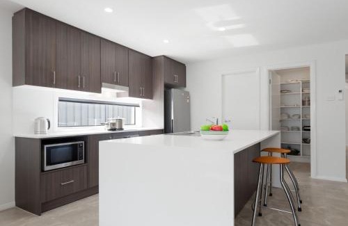 Anna Bay House | Birubi Breezes 2 Large Duplex with Air Conditioning WI FI and only 5 minute walk to the beach