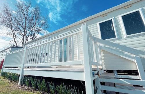 Great Yarmouth Resort | Bittern 8, Scratby - California Cliffs, Parkdean, sleeps 8, free Wi-Fi, bed linen and towels included, pet friendly - 2 minutes from the beach!