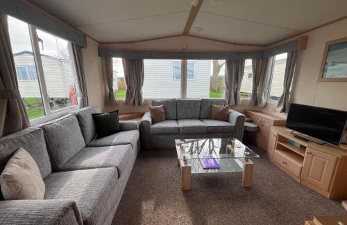 Great Yarmouth Resort | Bittern 8, Scratby - California Cliffs, Parkdean, sleeps 8, free Wi-Fi, bed linen and towels included, pet friendly - 2 minutes from the beach!