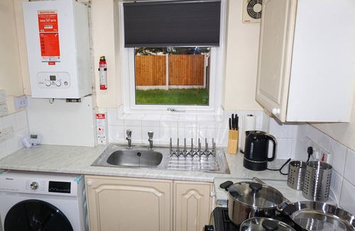 Wigan House | Biz & Fam Sleeps 7 Wigan w/Parking, Self-Check-in