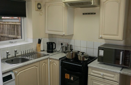 Wigan House | Biz & Fam Sleeps 7 Wigan w/Parking, Self-Check-in