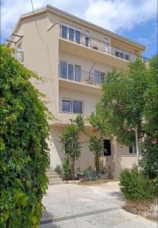 Duce Apartment | Black and White Apartment - 2 bedrooms, walk to the beach