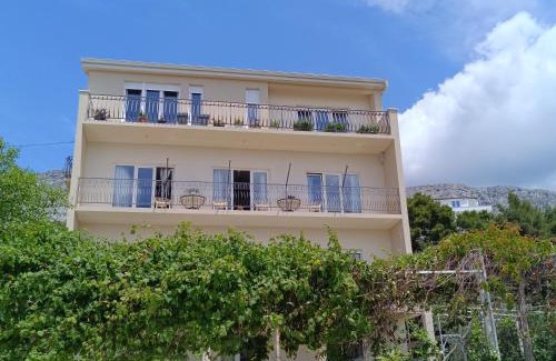 Duce Apartment | Black and White Apartment - 2 bedrooms, walk to the beach