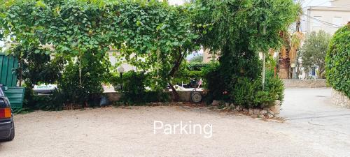 Duce Apartment | Black and White Apartment - 2 bedrooms, walk to the beach