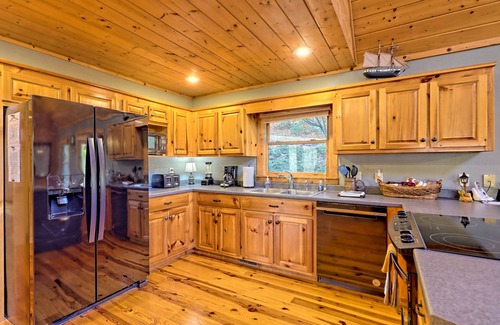 Hiawassee Cabin | Black Bear Cabin - by Chatuge Home Concierge hot tub, pool table