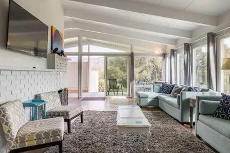 Oakhurst House | Black Bear Haven Hot tub Pool table BBQ Darts