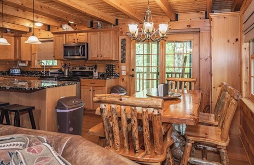 Rockbridge Cabin | Black Bear Hideaway: A bear-themed cozy and pet friendly lodge in Hocking Hills