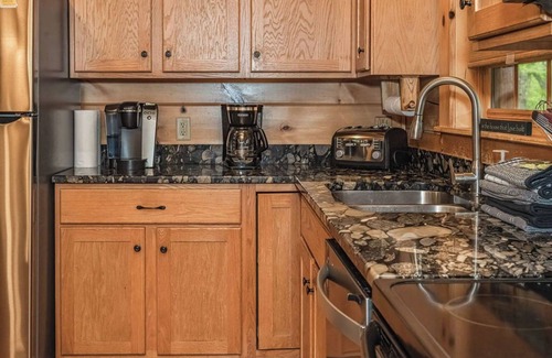 Rockbridge Cabin | Black Bear Hideaway: A bear-themed cozy and pet friendly lodge in Hocking Hills