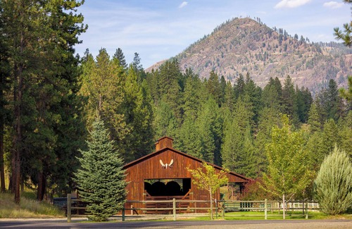 Superior House | Black Bear Lodge - Alpine Falls Ranch