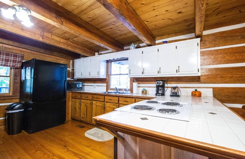 Helen House | Black Bear Lodge 🪵cabin Hot Tub Fire Pit🔥 Large Decks Secluded 3 bed 2 bath
