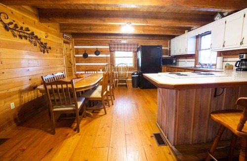 Helen House | Black Bear Lodge 🪵cabin Hot Tub Fire Pit🔥 Large Decks Secluded 3 bed 2 bath