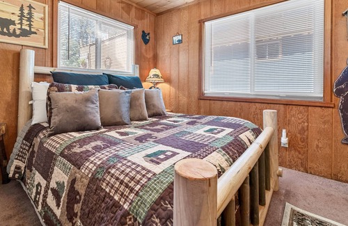 Castle Glen Estates Cabin | Black Bear's Lair - A Cozy Home Equipped With All The Essential Amenities For A Relaxing Getaway! 2 Bedroom Cabin