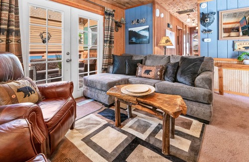 Castle Glen Estates Cabin | Black Bear's Lair - A Cozy Home Equipped With All The Essential Amenities For A Relaxing Getaway! 2 Bedroom Cabin