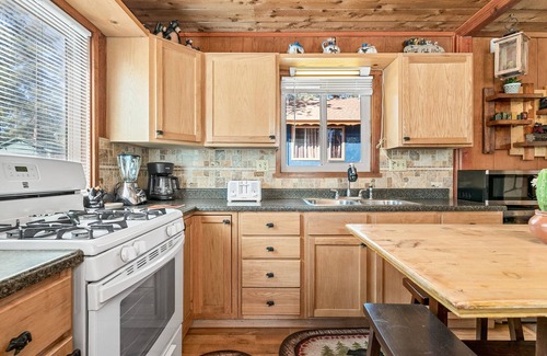 Castle Glen Estates Cabin | Black Bear's Lair - A Cozy Home Equipped With All The Essential Amenities For A Relaxing Getaway! 2 Bedroom Cabin
