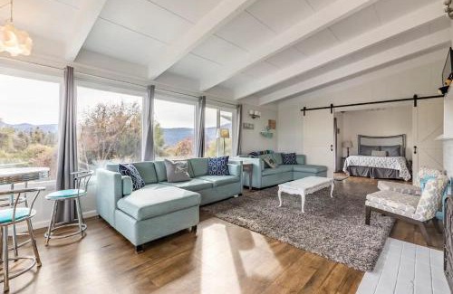 Oakhurst House | Black Bear Suite Hot Tub Sleeps 4 affordable