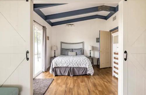 Oakhurst House | Black Bear Suite Hot Tub Sleeps 4 affordable
