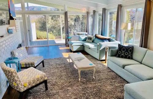 Oakhurst House | Black Bear Suite Hot Tub Sleeps 4 affordable