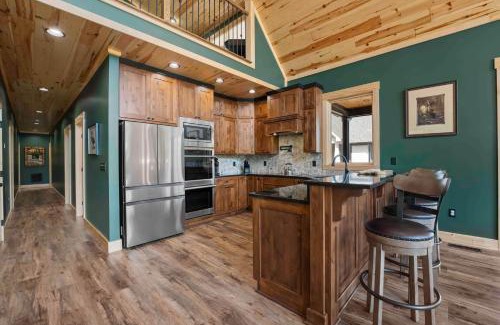 Lake Norman of Catawba House | Black Bear Lodge by AvantStay Lakefront Dock Pool Theater Sleeps 20