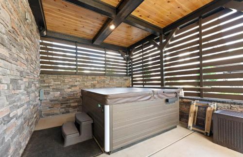 Lake Norman of Catawba House | Black Bear Lodge by AvantStay Lakefront Dock Pool Theater Sleeps 20