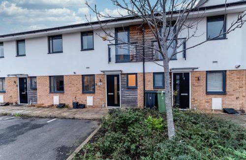 Peterborough Apartment | Black Brick Stays, Great Location, Free Parking, Fast Wi-Fi, Families & Contractors Welcome