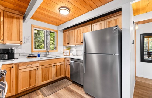 Black Butte Ranch Cabin | Black Butte Ranch: Modern Cabin Retreat, sleeps 8