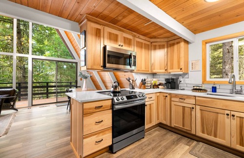 Black Butte Ranch Cabin | Black Butte Ranch: Modern Cabin Retreat, sleeps 8