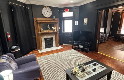 St. Charles Historic District House | Black & Gold suite 202 -ADA Room