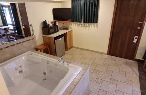 Wisconsin Dells Hotel | Black Hawk Motel and Suites