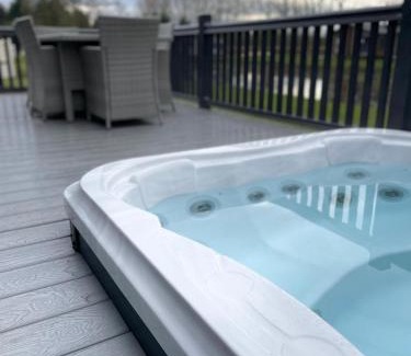 Allerthorpe House | Black Moorhen Lodge with Hot Tub