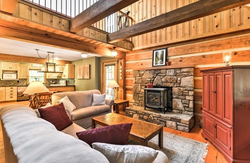 Black Mountain House | Black Mountain Cabin with Screened Porch and Views!