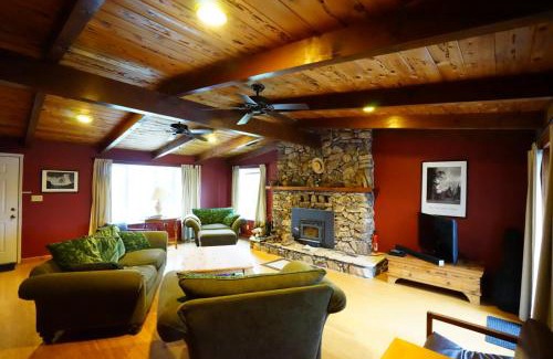 Mariposa House | Black Oak Hill Vista near Yosemite - mountain views & starry night sky