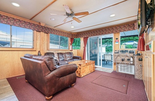 Byrdstown Boat Rental | Black Pearl - 6 bedroom/2 Bathroom Houseboat with everything you need and more