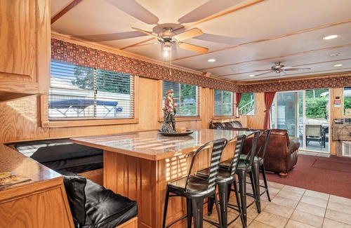 Byrdstown Boat Rental | Black Pearl - 6 bedroom/2 Bathroom Houseboat with everything you need and more