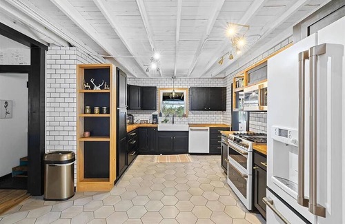 Owensboro House | Black remodeled farmhouse minutes to downtown Owensboro