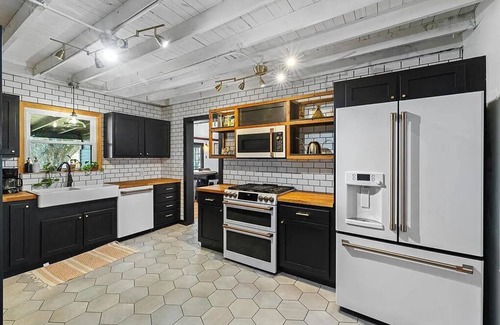 Owensboro House | Black remodeled farmhouse minutes to downtown Owensboro