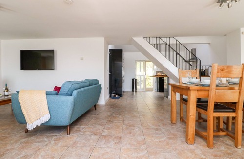 Boscundle Cottage | BLACK ROCK, pet friendly, with hot tub in St. Austell